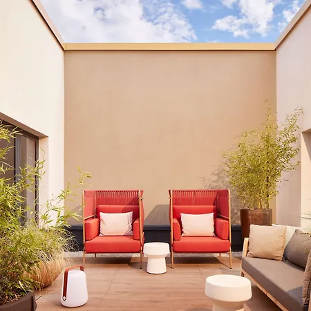 Adina Aparthotel 4*